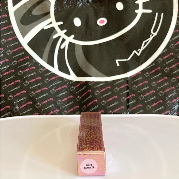 💄HP! LAST ONE! MAC Lustreglass Sheer Shine Lipstick Bubbles & Bows Pour Another - Picture 11 of 13